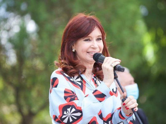 La vicepresidenta Cristina Fernández aseguró que hay que volver a retomar un modelo de producción y empleo y advirtió que no hay plata para pagar lo que el FMI pide.&nbsp; &nbsp;