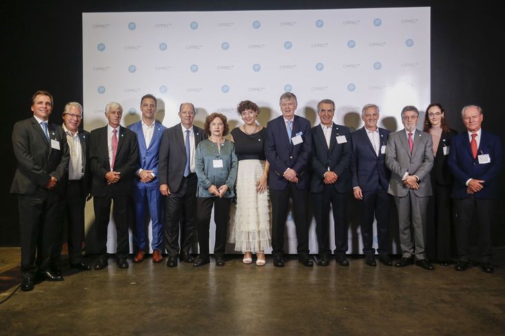 El Consejo de Administración de CIPPEC en la cena anual.&nbsp;