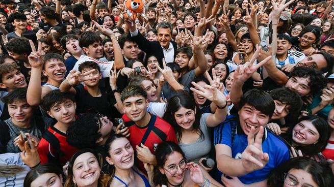 Massa cerró su campaña ante una multitud de alumnos del Carlos Pellegrini. 