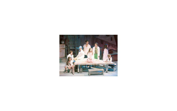 ámbito.com | Losprotagonistasde «Derechostorcidos»(interpretadospor chicos deentre 7 y 12años)provienen defamiliasdesarticuladaso fueronrecogidos de lacalle.