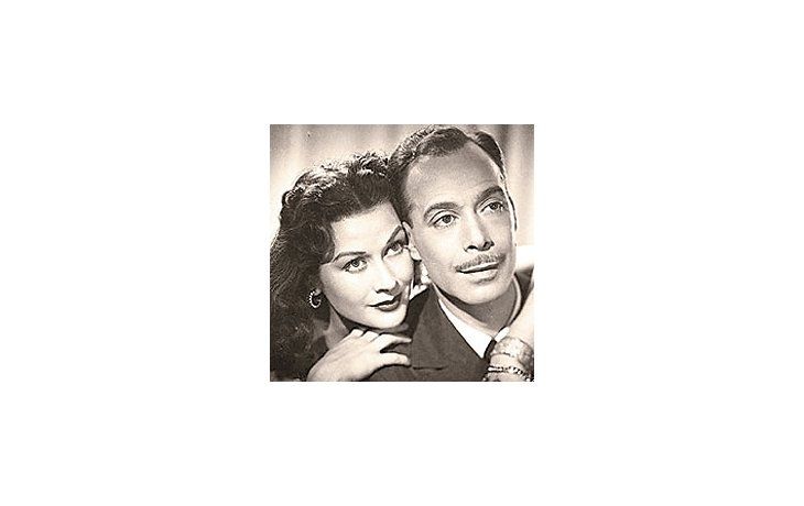 ámbito.com | Años de esplendor: LauraHidalgo con su esposoNarciso Ibáñez Menta. Allado, afiche de «La orquídea», film escandalosopara la época (1951).