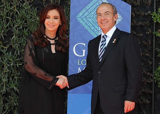 Cristina de Kirchner fue recibida en la sede de la cumbre del G-20 por su par mexicano y anfitrión del encuentro Felipe Calderón.