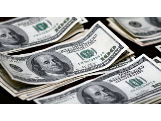 El dólar aumentó once centavos a $ 17,87, mientras el blue se dispara al récord de $ 18,41