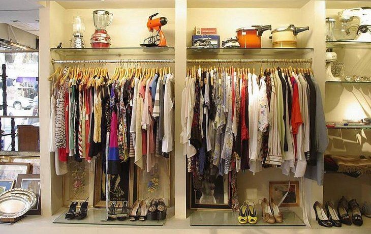 Las tiendas de ropa usada y los showrooms en viviendas privadas&nbsp;son opciones para&nbsp;cambiar el placard en tiempos de crisis.