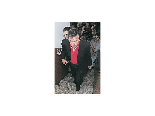 MarceloMacarrónconcurrió a ladepartamentaljudicial de RíoIV, donde fuecitado porDaniel Sosa(jefe deCriminalísticade Córdoba) yel fiscal JavierDi Santo, quelleva la causadel crimende NoraDalmasso.