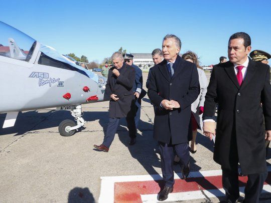 Los presidentes Mauricio Macri y Jimmy Morales, en el Aeropuerto de El Palomar, en el acto formal de venta a Guatemala de los dos aviones Pampa III, el pasado 3 de julio.