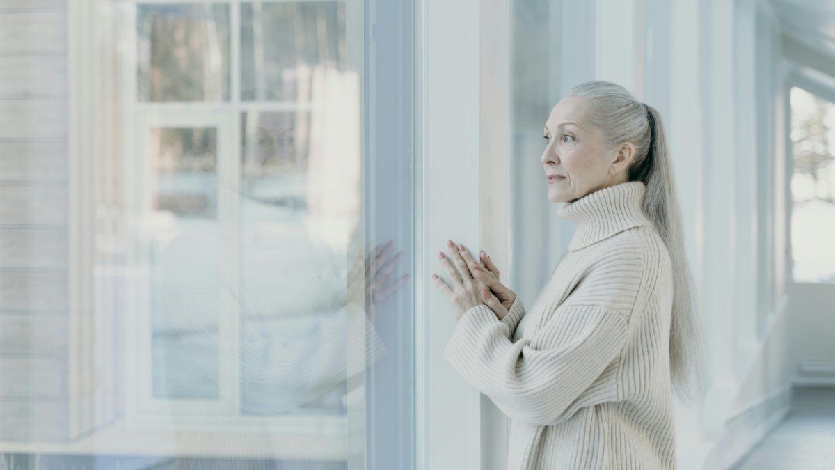 Natural gray hair: emotions behind that decision, according to psychology