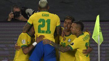 Brasil sufrió, marcó un gol con mucha polémica, pero mantiene un liderazgo perfecto.
