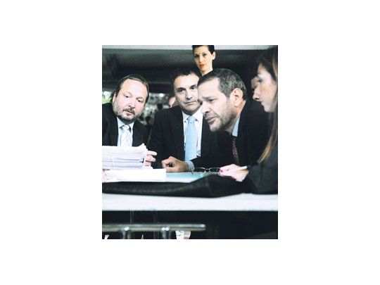 Martín Sabbatella, ayer en Clarín con asesores del AFSCA. Lo esperaron los abogados del monopolio. Fue una reunión tensa en la que no faltaron cruces entre ambas partes que anticipan una temporada veraniega agitada en el plano judicial.
