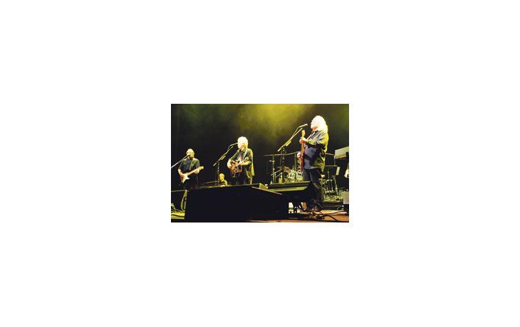 Tras más de dos horas y media de show y una serie de bises, la felicidad y la emoción de la gente que colmó el Luna Park sólo podía compararse con las sonrisas que exhibían los tres viejos hippies desde el escenario.
