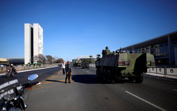 DEMOSTRACIÓN DE FUERZA. Vehículos blindados de la Armada Brasileña desfilaron ayer frente al Congreso poco antes de que la Cámara de Diputados votara contra un proyecto de reforma electoral de Jair Bolsonaro.