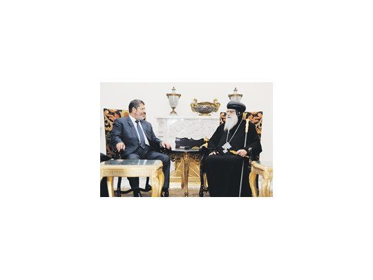 El islamista Mohamed Mursi se reunió ayer con el representante interino de la Iglesia Copta, Pakhomius.
