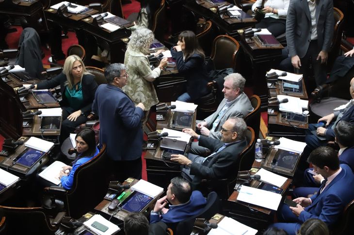 Germán Martínez, presidente del bloque de Unión por la Patria, junto a diputados del PRO. Germán Martínez, presidente del bloque de Unión por la Patria, junto a diputados del PRO.