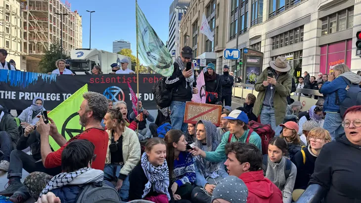 Ambientalistas se hicieron presentes en una de las calles más transitadas de Bruselas.