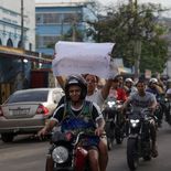 Las familias de las víctimas marcharon por las calles de Río de Janeiro para exigir justicia por la masacre en Penha, mientras el gobierno de Claudio Castro enfrenta fuertes cuestionamientos por la violencia policial. Las familias de las víctimas marcharon por las calles de Río de Janeiro para exigir justicia por la masacre en Penha, mientras el gobierno de Claudio Castro enfrenta fuertes cuestionamientos por la violencia policial.