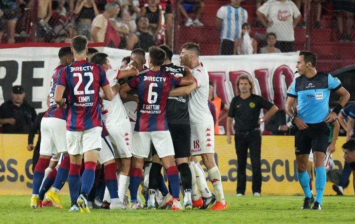 Caliente. Huracán y San Lorenzo se sacaron chispas en el clásico.