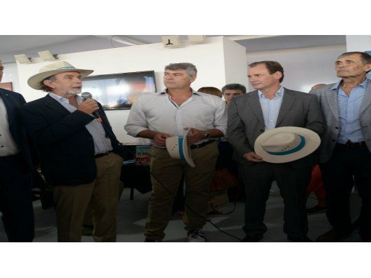 El ministro Ricardo Buryaile junto al presidente del Banco Nación, Javier González Fraga, en la apertura de la feria del agro en San Nicolás