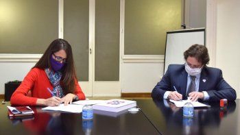 La ministra de las Mujeres, Géneros y Diversidad, Elizabeth Gómez Alcorta, junto al titular de INDEC. Marcos Lavagna.