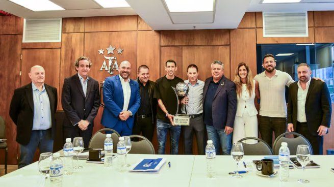 Ignacio Villaroel es el segundo a la izquierda