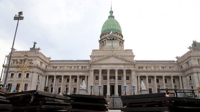 El Congreso, vallado en la previa de la sesión por el veto a la Ley de Financiamiento Universitario.