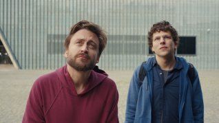 Kieran Culkin y Jesse Eisenberg protagonizan Un dolor real.