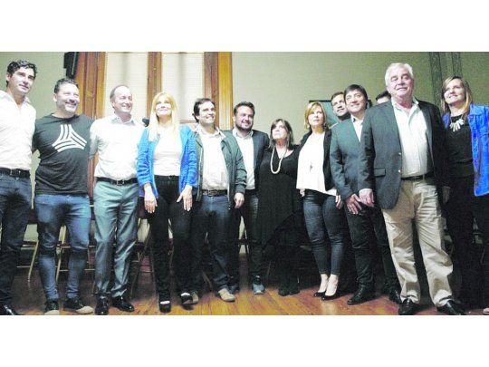 Alerta. Los intendentes se reunieron con legisladores del PJ dialoguista y del kirchnerismo para rechazar las podas que sufrirán los municipios. Una unidad que amenaza la negociación que impulsa Cambiemos.