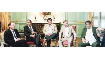 Daniel Scioli recibió a alcaldes del PJ en La Plata. Hubo apoyos, pedidos y quejas por la intromisión K en el PJ bonaerense.