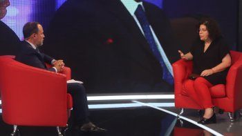 La ministra de Salud, Carla Vizzotti, junto al periodista Gustavo Sylvestre.