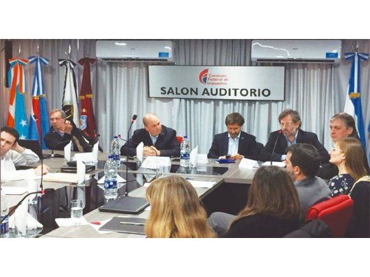 encuentro. La Comisión Federal de Impuestos, durante la reunión de  ayer. La agenda continuará hoy, con ministros de Economía provinciales.