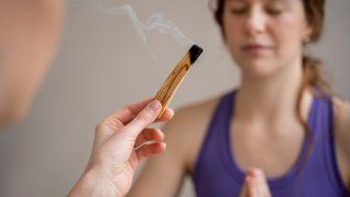 Para aprovechar los beneficios del Palo Santo, hay que usarlo de manera correcta. Para aprovechar los beneficios del Palo Santo, hay que usarlo de manera correcta.