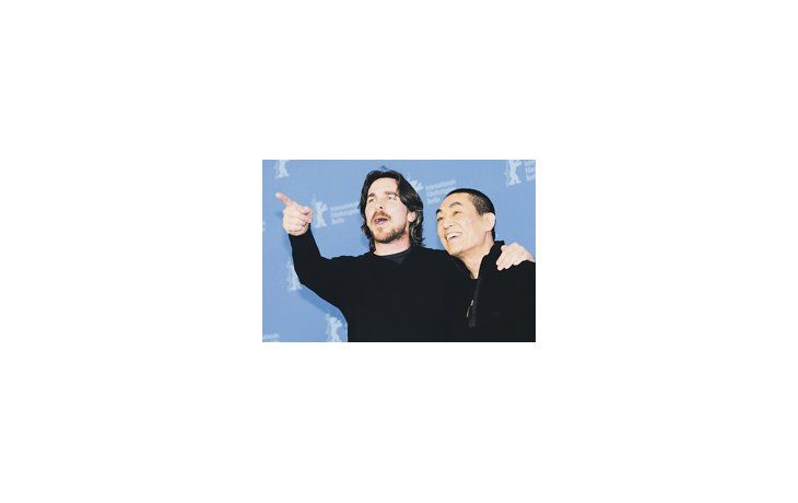 El director Zhang Yimou y Christian Bale, actor «Las flores de la guerra», film sobre la invasión japonesa a China que se exhibió ayer fuera de concurso en el Festival de Berlín.