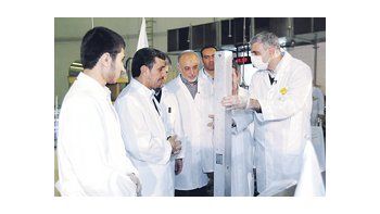 Mahmud Ahmadineyad dirigió la puesta en marcha de un reactor que enriquecerá uranio al 20%. EE.UU. descree de que los progresos anunciados sean tales.