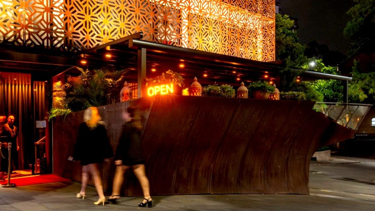The luxurious restaurant that invites you to dinner among the best painters in the world