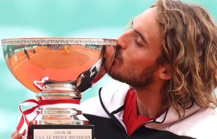 Stefanos Tsitsipas que ya venció sobre la arcilla monegasca en 2021 y 2022, se convierte en el quinto jugador en la era Open (desde 1968) en inscribir su nombre en el palmarés del torneo en al menos tres ocasiones, tras Ilie Nastase (3), Björn Borg (3), Thomas Muster (3) y Rafael Nadal (11). Stefanos Tsitsipas que ya venció sobre la arcilla monegasca en 2021 y 2022, se convierte en el quinto jugador en la era Open (desde 1968) en inscribir su nombre en el palmarés del torneo en al menos tres ocasiones, tras Ilie Nastase (3), Björn Borg (3), Thomas Muster (3) y Rafael Nadal (11).