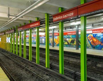 Personal del SAME y de Bomberos de CABA acudieron a la Estación Federico Lacroze para asistir a una mujer que cayó a las vías y fue embestida por una formación. Personal del SAME y de Bomberos de CABA acudieron a la Estación Federico Lacroze para asistir a una mujer que cayó a las vías y fue embestida por una formación.
