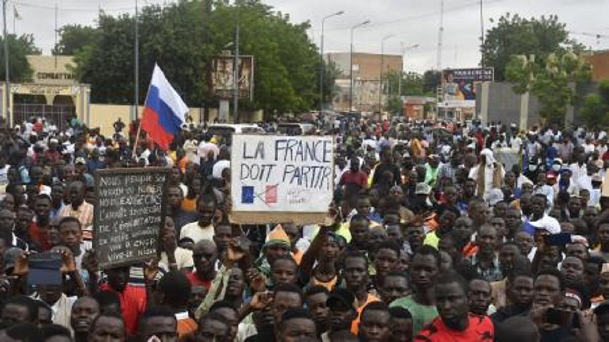 In Niger they throw out the French ambassador with the police In Niger they throw out the French ambassador with the police