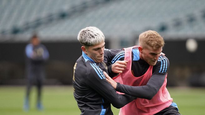 La selección argentina volvió a entrenar y hoy con los arribos de Guido Rodrpiguez y Nicolás Valentini se completó el plantel.
