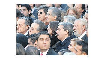 ámbito.com | Aldo Donzis (DAIA); el embajador de EE.UU., Earl Anthony Wayne; el ministro de Justicia,Aníbal Fernández; y el secretario de Derechos Humanos, Eduardo Luis Duhalde, el viernesen el acto por la AMIA.