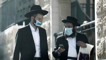 Israel roz&oacute; los 2.000 contagios diarios, l&iacute;mite para reinstaurar la cuarentena estricta.