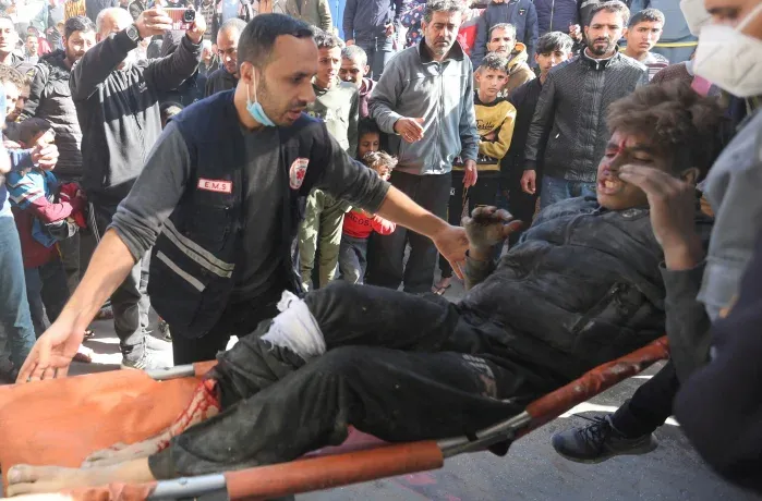 Un palestino herido en ataques israelíes es trasladado al hospital Nasser