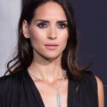 Es hija del famoso artista y la rompe en Hollywood. Es hija del famoso artista y la rompe en Hollywood.