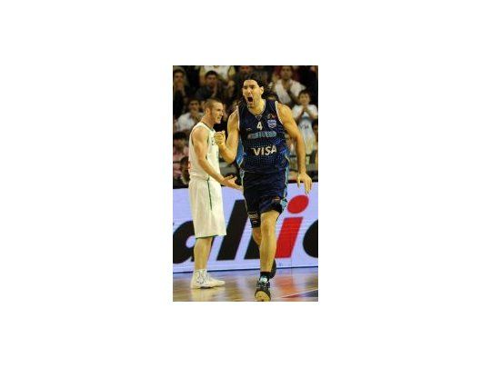 Luis Scola festeja uno de sus 32 puntos.