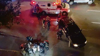 DESCONTROL. Médicos y policías asistieron en plena calle a una víctima de disparos en Portland, estado de Oregon, en la noche del sábado.