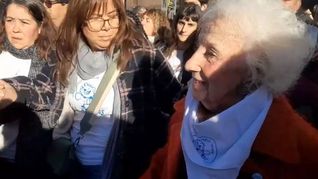 Estela de Carlotto encabezó la movilización de este jueves en Plaza de Mayo. Captura de video.&nbsp;