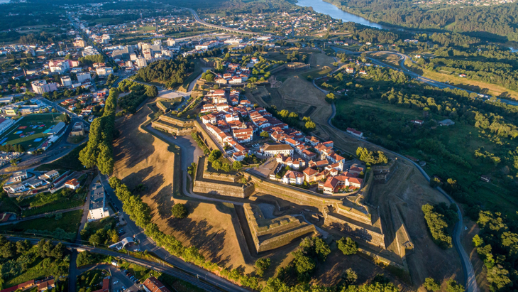 Para abrir una cuenta bancaria es necesario un pasaporte válido, el NIF y un comprobante de domicilio en el país. Para abrir una cuenta bancaria es necesario un pasaporte válido, el NIF y un comprobante de domicilio en el país.