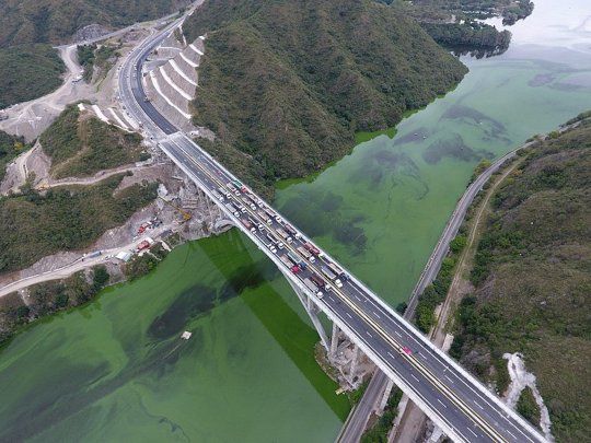 El cuerpo de un hombre de 66 años de edad fue hallado en la costa del Lago San Roque.
