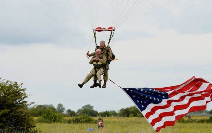 Veterano de 97 años recreó su salto en Normandía
