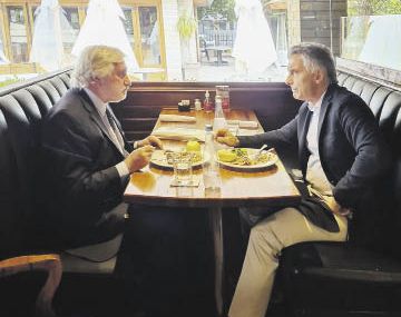 sin ribs. Julio Conte Grand y Mauricio Macri compartieron un almuerzo frugal y alejado de las especialidades del restaurant al que asistieron.
