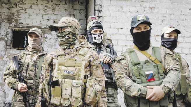 PREPARADOS. Voluntarios de un batallón recién formado participan en un entrenamiento en un campo de tiro en las afueras de la ciudad de Melitopol, Ucrania controlada por Rusia.