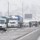 El temporal de nieve mantiene cerrados varios pasos fronterizos entre Argentina y Chile y complica el transporte de cargas.